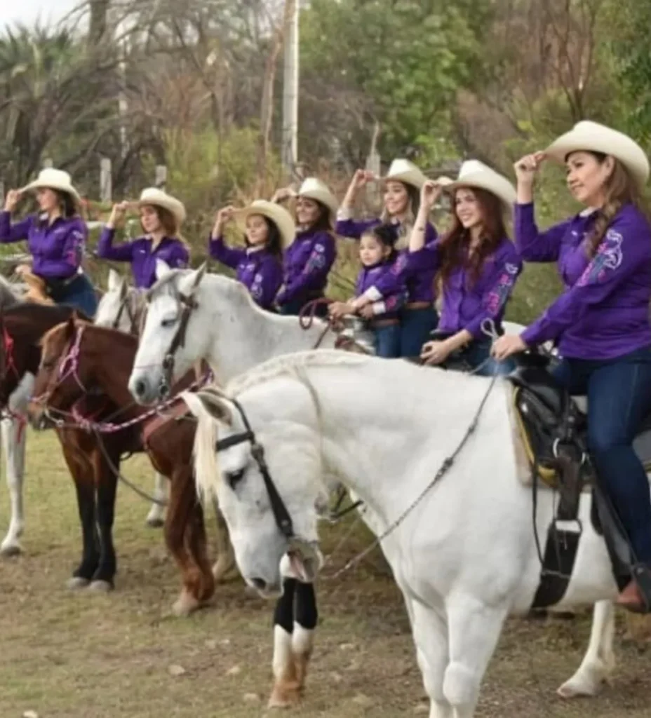 Mujeres a caballo usando blusas tret