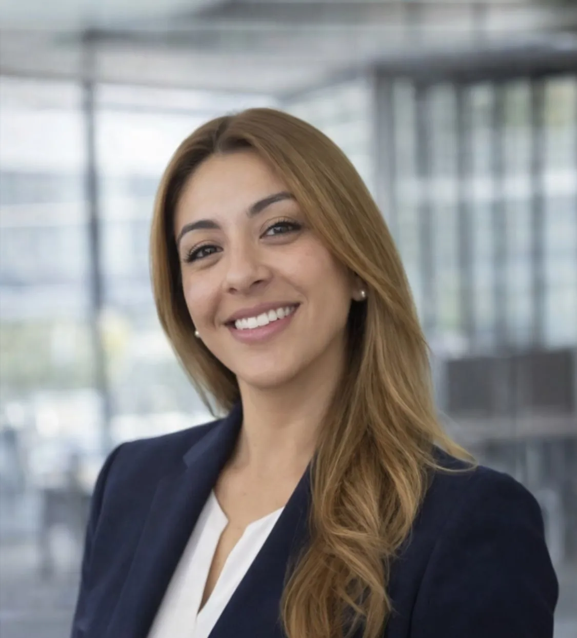 Administradora Navíl Rueda, esta posando para la cámara, es una mujer de 39 años que serie jovial y esta en entorno laboral de oficina.
esta persona es parte medular en la historia de la marca Tret en México.