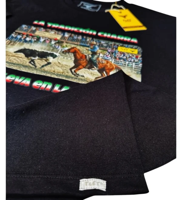 camiseta vaquera hombre,charreria closeup camiseta vaquera para hombre color negro vista de closeup enfocando los detalles de la prenda
