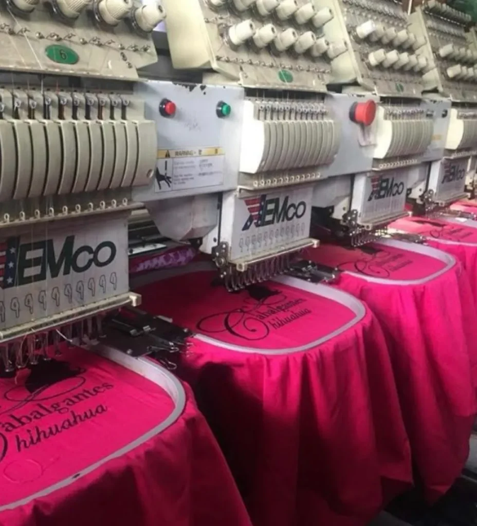 bordando y personalizando camisas vaqueras Tret en color fiusha para cabalgantes chihuahua