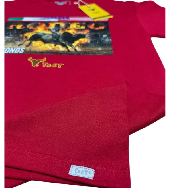 playera 8 sec closeup Una imagen De unas playeras rojas en toma close up donde se ven los detalles de la prenda