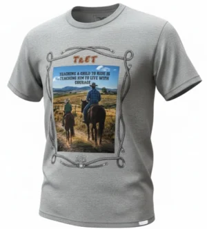 una playera vaquera color gris de manga corta con estampado de un padre con su hijo pequeño montando a caballo