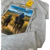 playera vaquera para hombre color gris, una foto de close up para mostrar la textura de la tela y sus detalles