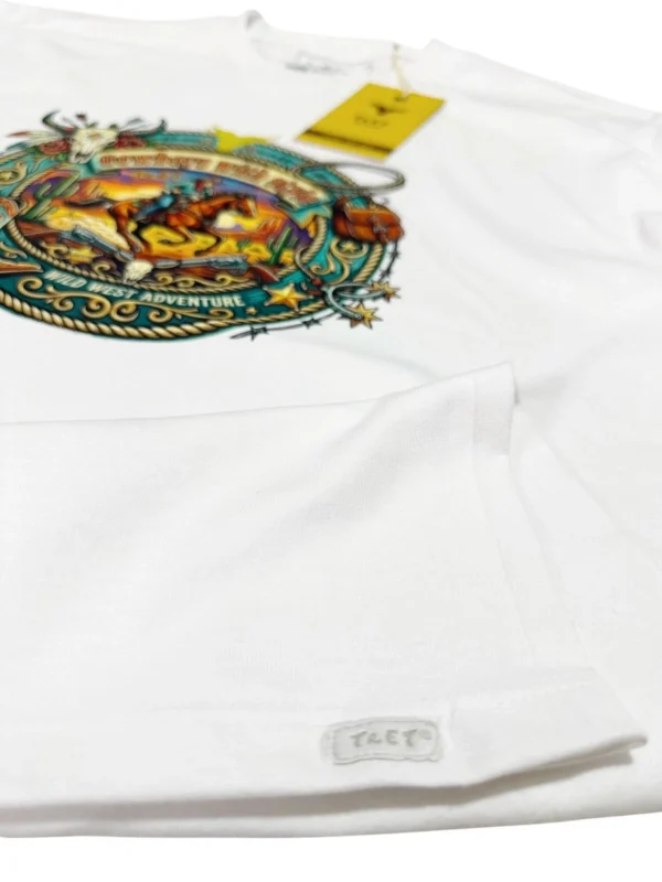 playera wild west closeup Imagen de una playera vaquera Color blanco Con un acercamiento Para ver los detalles de la prenda