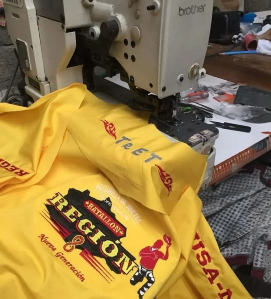 una camisa amarilla personalizada en el proceso de costura