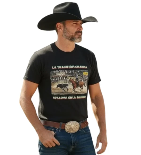vaquero concamiseta vaquera hombre, charros vaquero apuesto con camiseta vaquera color negro con estampado alusivo a la charrería