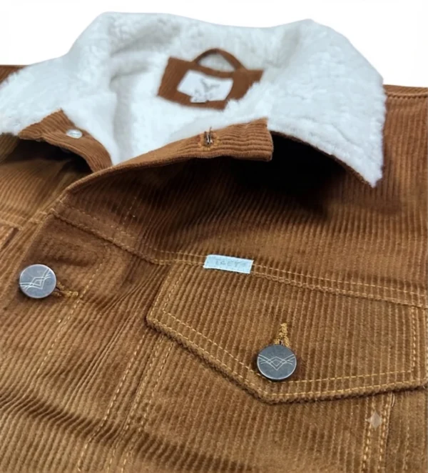 chaleco vaquero para hombre color oro viejo, tela pana con forro de borrega sintética, close up