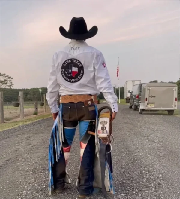 fotografia de un montador profesional de toros vistiendo la camisa Tret modelo Line Texas