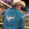 foto de un aistente a un evento de montas de toros con la camisa Tret de competición