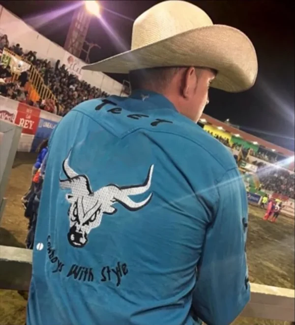 foto de un aistente a un evento de montas de toros con la camisa Tret de competición
