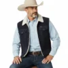 vaquero apuesto con chaleco vaquero azul marino y forro de borrega en tela de pana