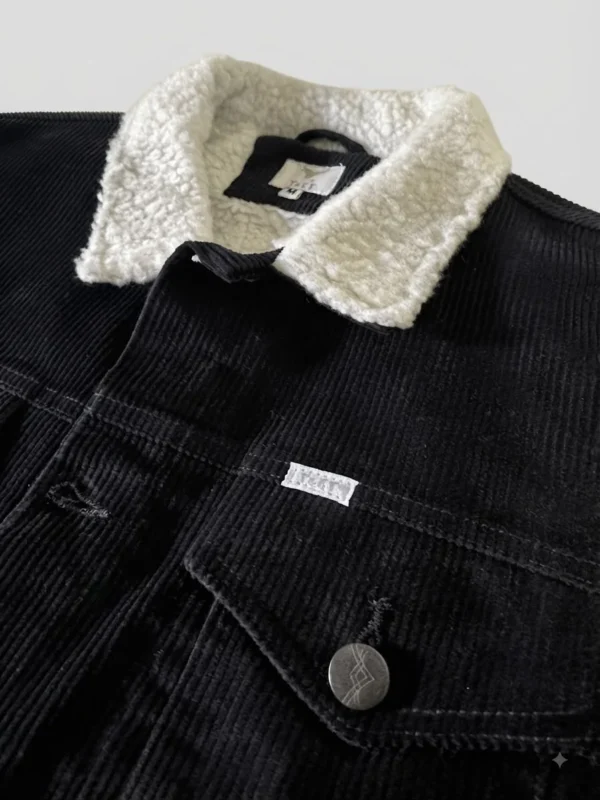 Chaleco negro close up