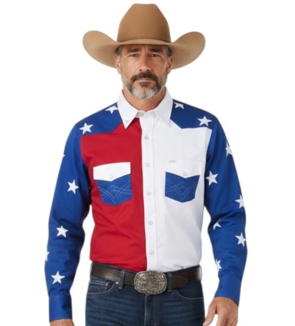 apuesto modelo luciendo camisa vaquera de la bandera de USA