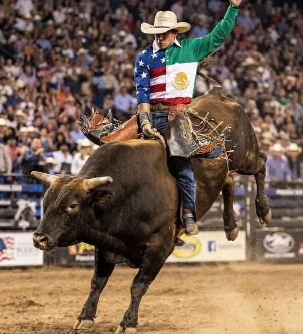 camisa Mex-USA foto de un jinete profesional de toros en una competición vistiendo la camisa Tret modelo México - Estados Unidos.