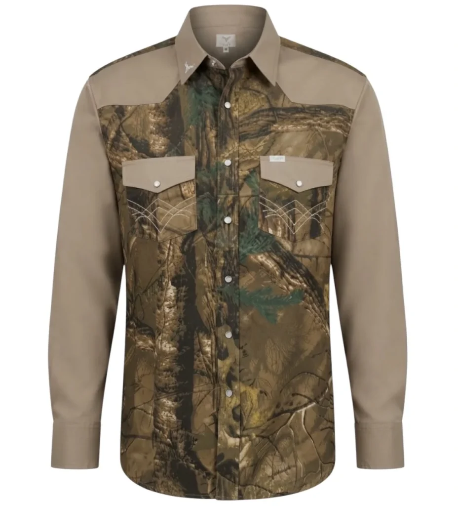 camisa vaquera comuflaje en color verde olivo con hojas y color beige en mangas y hombros