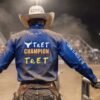 camisa champion foto de un jinete profesional de toros en la arena dentro de una competición , usando la camisa Tret