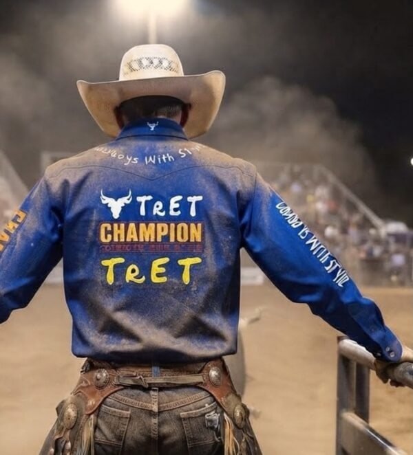 camisa champion foto de un jinete profesional de toros en la arena dentro de una competición , usando la camisa Tret