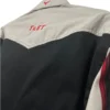 vista en detalle de la parte trasera de la camisa