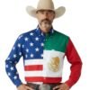 camisa mex-USA en modelo camisa Mex-USA rodeo modelada por un apuesto modelo vaquero donde la mitad de la camisa es la bandera de México y la otra mitad la bandera de estados unidos