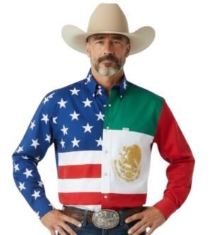 camisa Mex-USA rodeo modelada por un apuesto modelo vaquero donde la mitad de la camisa es la bandera de México y la otra mitad la bandera de estados unidos