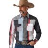 una camisa de tela estampada tipo patchwork en colores de la bandera de USA, luciendola un vaquero apuesto