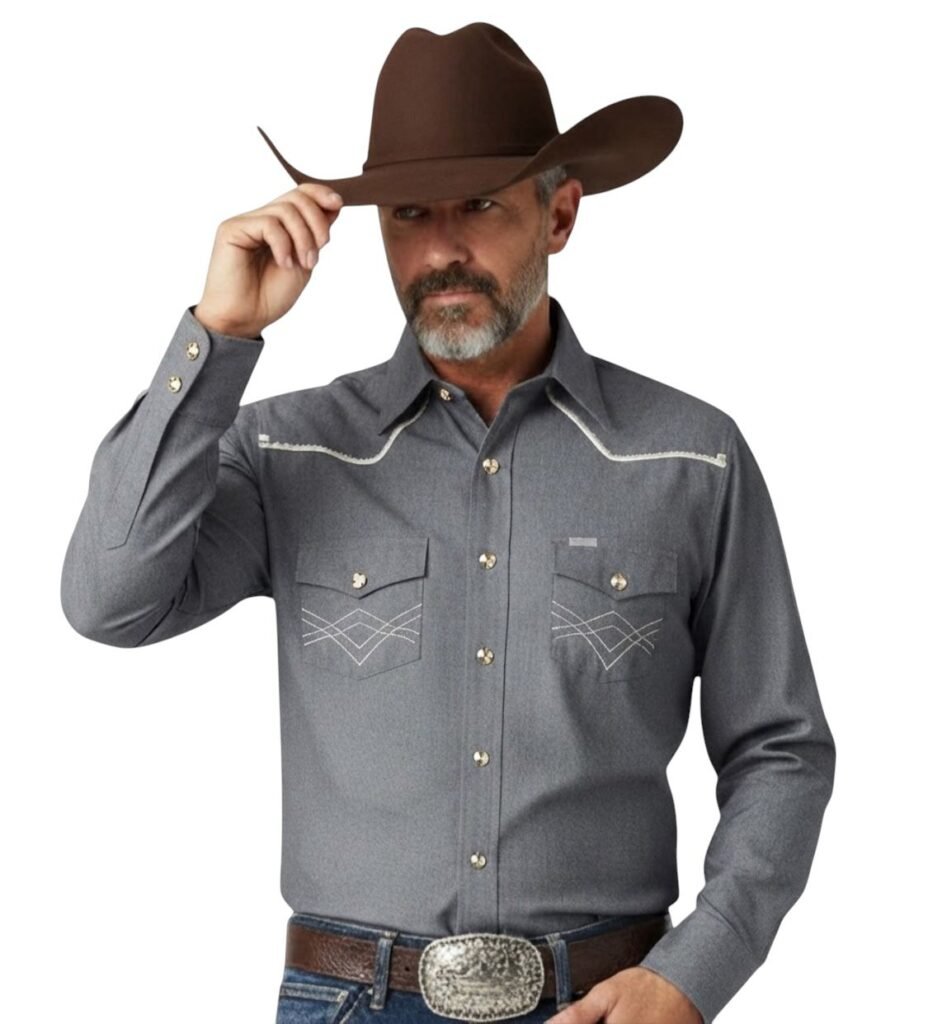 camisa vaquera moderna en color gris con bies y estoperoles, lucindola un vaquero apuesto