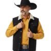chaleco puesto sobre un vaquero apuesto con camisa amarilla