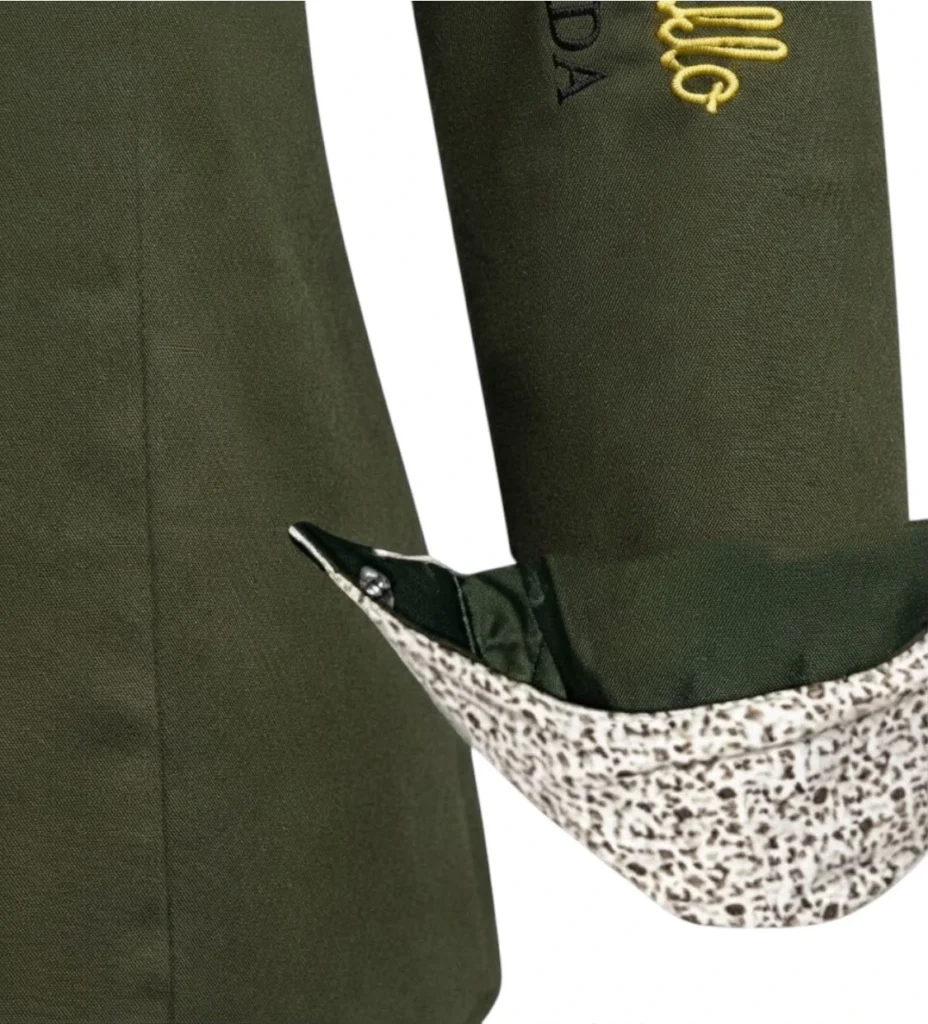 Detalle de aplicación floral en parte interna de puños