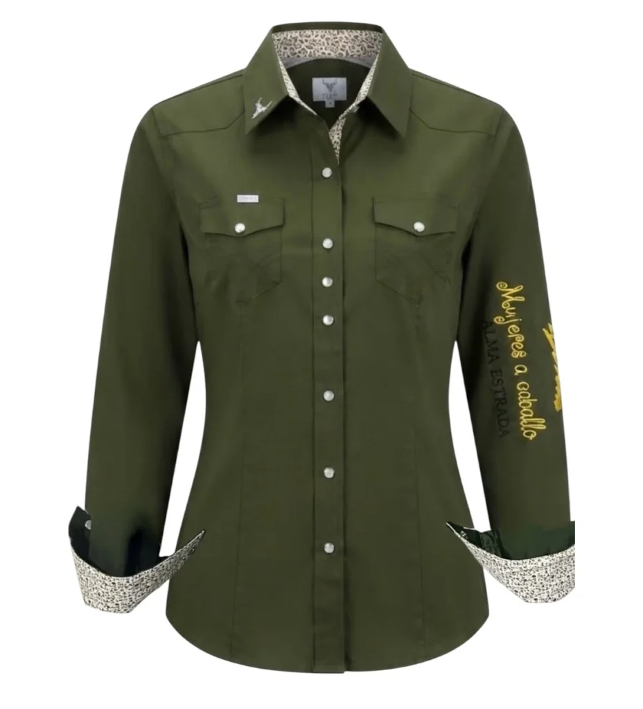 se muestran los detalles de una blusa Tret para dama