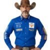 modelo usando camisa champion camisa champion rodeo marca tret en color azul rey con bordados por todos lados tipo competición