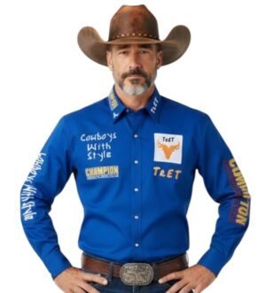 modelo usando camisa champion camisa champion rodeo marca tret en color azul rey con bordados por todos lados tipo competición