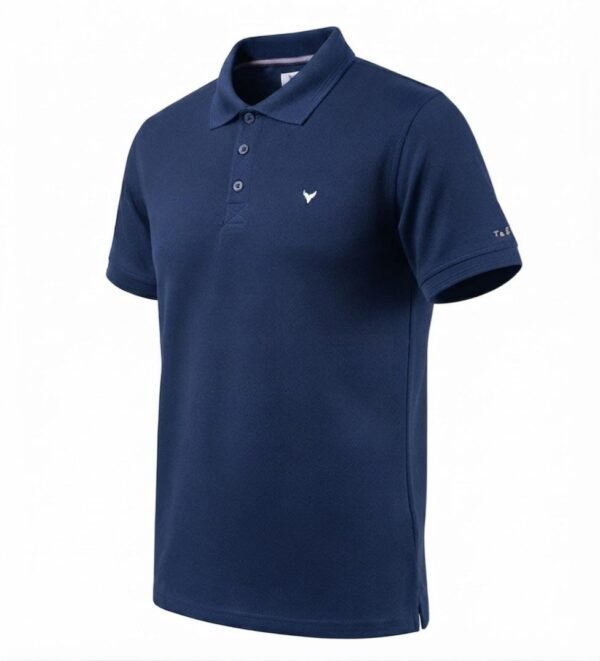 playera vaquera tipo polo azul marino, manga corta con discretos bordados de la marca