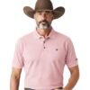 polo rosa puesta en un modelo apuesto