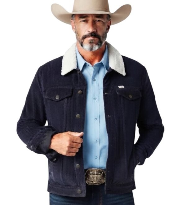 un vaquero vistiendo la chamarra Chamarra Western Hombre