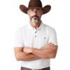 una vaquero vistiendo la polo blanca