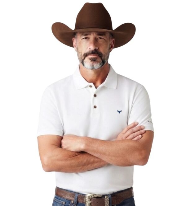 una vaquero vistiendo la polo blanca