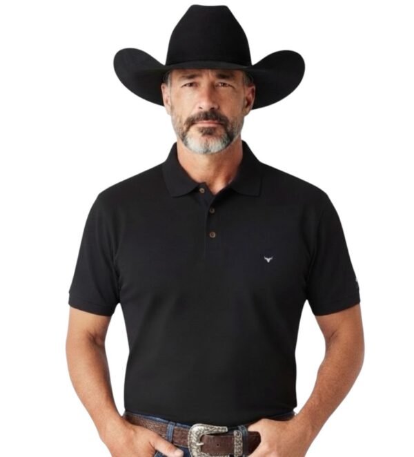 vaquero apuesto vistiendo la polo vaquero apuesto vistiendo la polo color negro