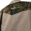 vista trasera en detalle camisa camuflaje
