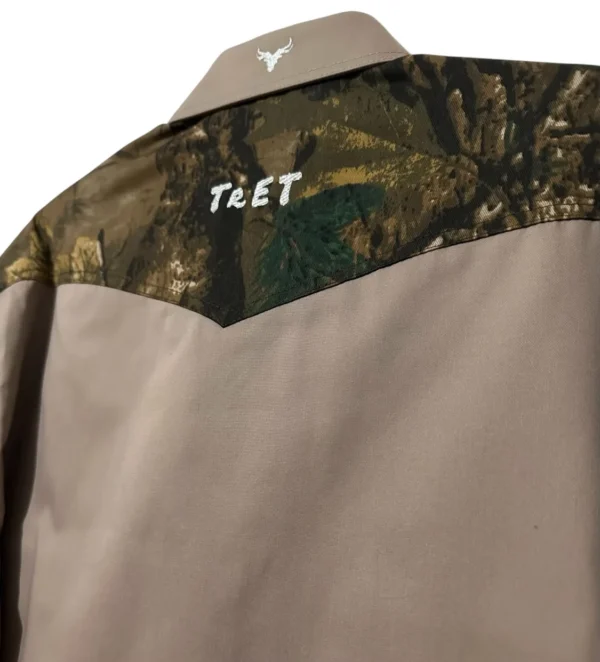 vista trasera en detalle camisa camuflaje