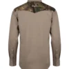 vista trasera de camisa camuflaje