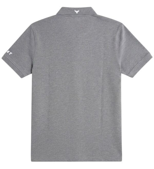 vista trasera de esta playera polo