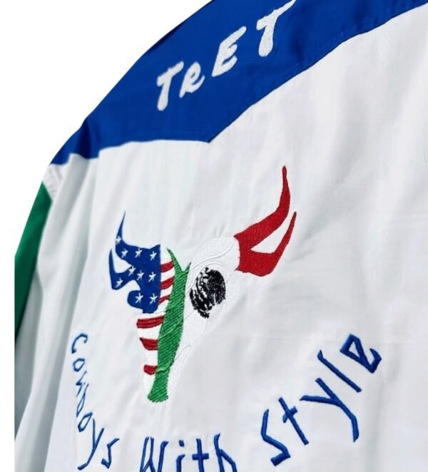 vista trasera que muestra detalles de la camisa vista trasera que muestra detalles de la camisa