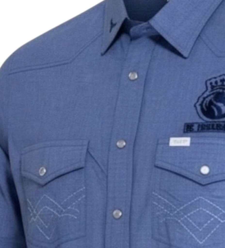 detalles de la camisa azul vista de frente